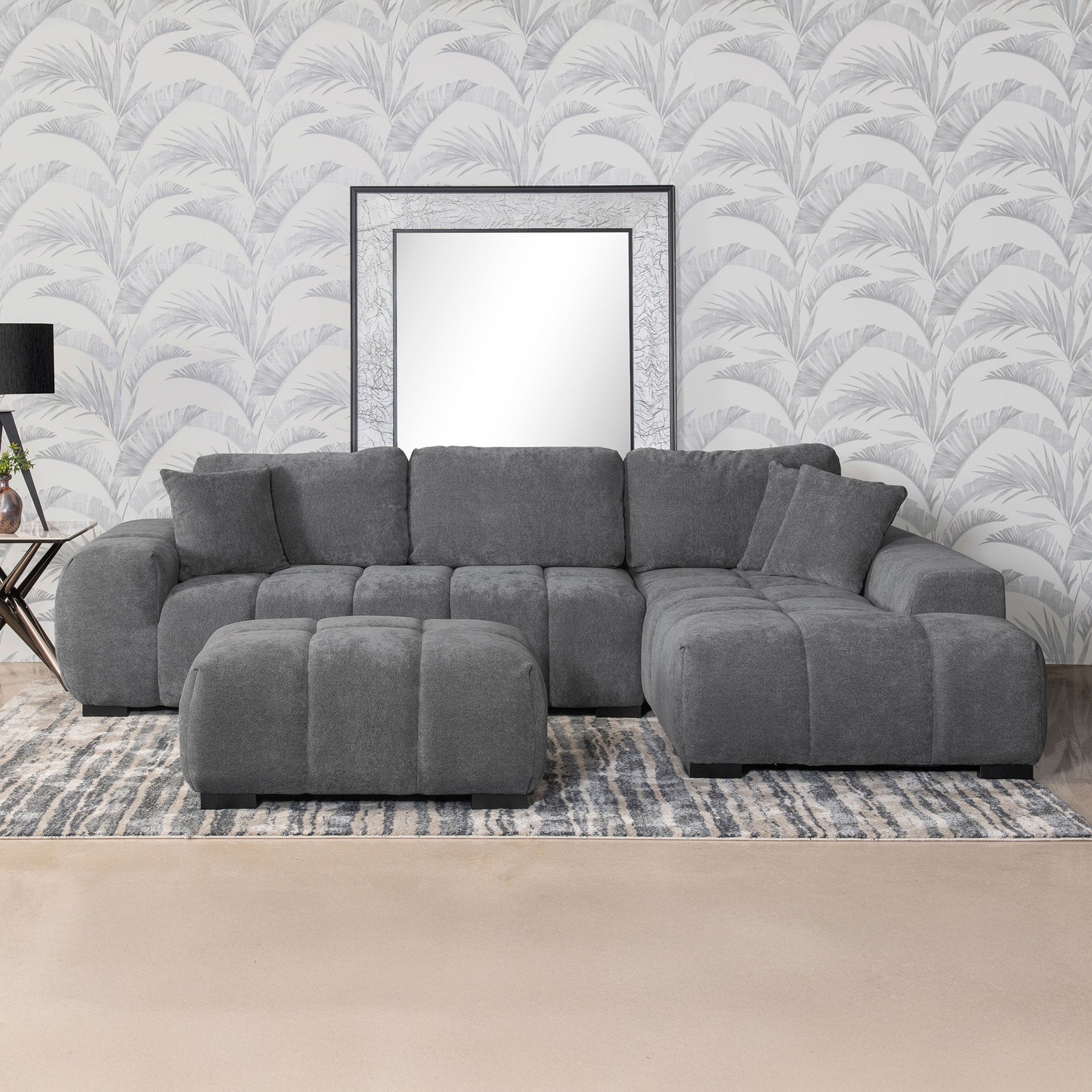 Modern Right-Facing Chaise Sectional Sofa in Upholstered Fabric | Exclusive Online Item