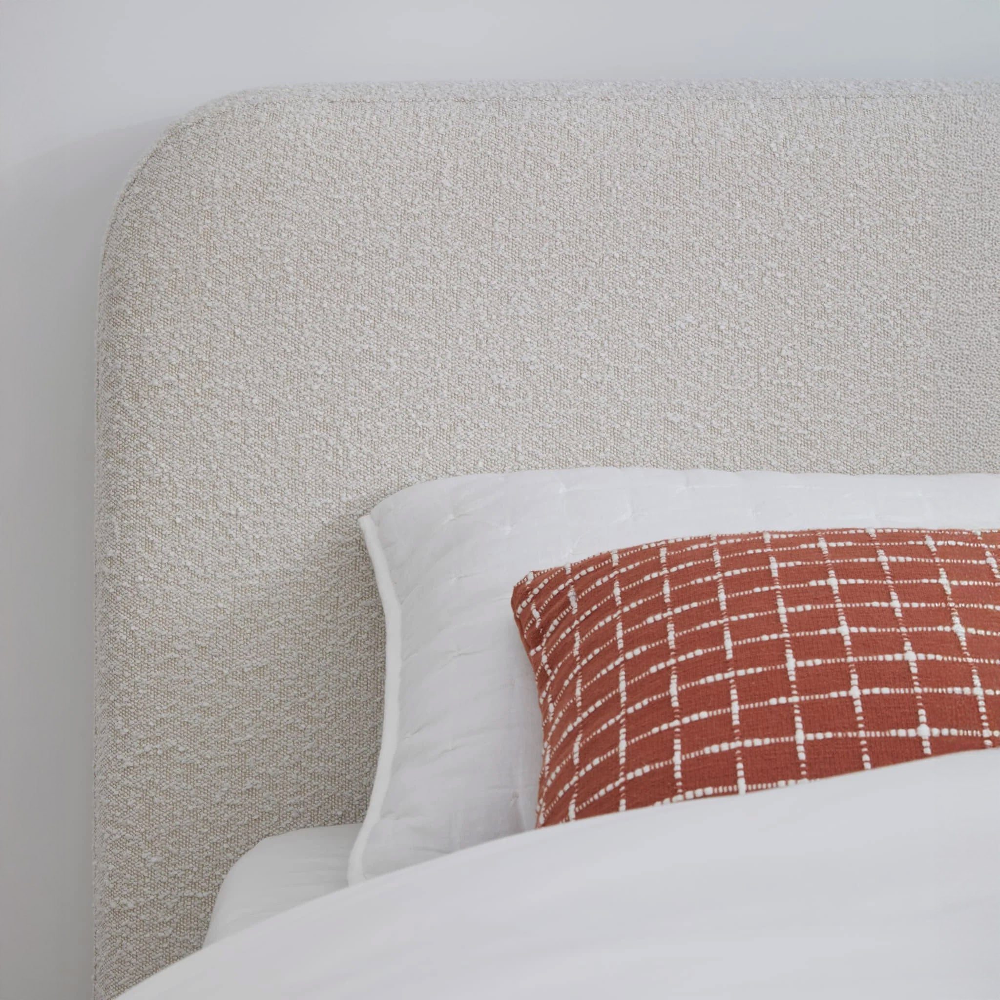 Off-White boucle bed